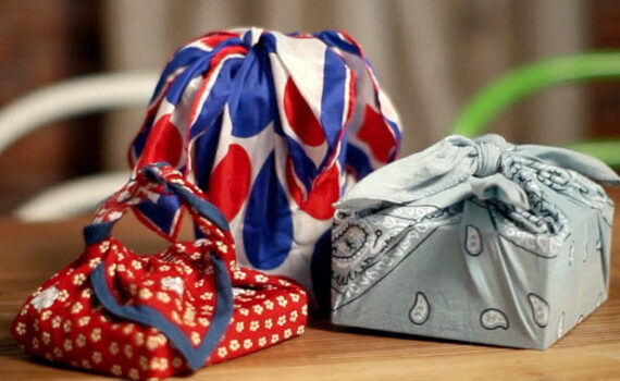 Alternatives éco-responsables aux emballages cadeaux : emballage tissus (furoshiki) et papiers recyclés.